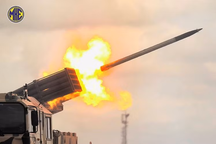 Kết cấu giàn phóng của T-122 gồm 2 container với tổng số 20 ống phóng rocket cỡ 122 mm, được điều khiển bằng thủy lực, Sakarya bắn tên lửa do MKEK và Roketsan phát triển và sản xuất.