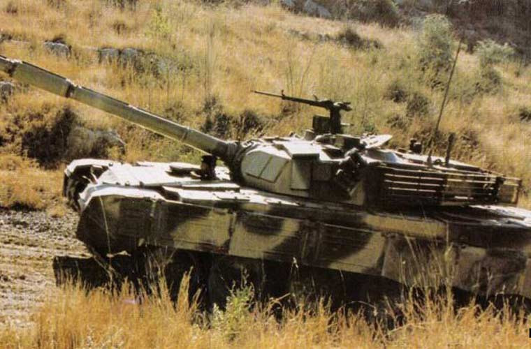Type 90-II có trọng lượng 48 tấn, dài 7,3m, rộng 3,45m, cao 2,3m, có nhiều điểm cải tiến so với các thế hệ tăng trước gồm: sử dụng giáp composite (lắp thêm ERA bên ngoài); trang bị pháo nòng trơn 125mm tích hợp khả năng phóng tên lửa chống tăng qua nòng; có bộ nạp đạn tự động, trang bị động cơ 1.200 mã lực. Dẫu vậy, Type 90-II chỉ được sản xuất số lượng rất ít cho Trung Quốc, phần còn lại đã được xuất khẩu.