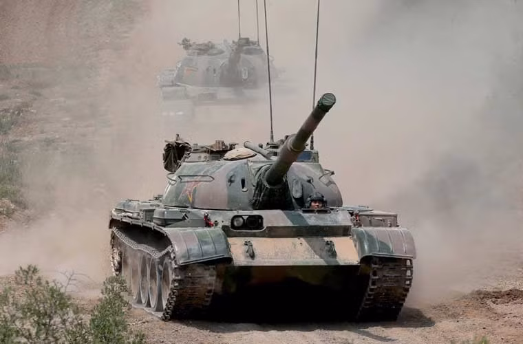 Sau khi hoàn thành phát triển dòng tăng Type 59 (dựa trên mẫu T-54A Liên Xô), Trung Quốc không còn nhận được bất kỳ sự giúp đỡ nào từ Liên Xô do mối quan hệ hai nước bắt đầu xấu đi, mà đỉnh điểm là cuộc chiến tranh biên giới Xô-Trung 1969. Vì vậy, các thế hệ tăng tiếp theo của nước này hầu như chỉ là sự cải tiến không quá vượt bậc so với dòng Type 59. Trong giai đoạn 1963-1974, Trung Quốc đã nỗ lực phát triển thế hệ tăng Type 69 - được coi là dòng xe tăng chiến đấu chủ lực đầu tiên được nước này độc lập phát triển.