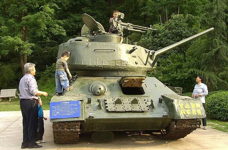 Đây là chiếc xe tăng đầu tiên do Trung Quốc sản xuất - xe tăng hạng trung Type 58 được chế tạo hoàn toàn dựa theo mẫu T-34-85 huyền thoại của Liên Xô vào những năm 1950. Cơ bản thì nó giống hệt mẫu T-34-85 vì dẫu sao linh kiện tăng được Liên Xô cung cấp.