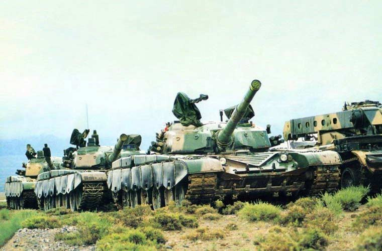 Type 98 có trọng lượng 48 tấn, dài (gồm cả pháo) 10,9m, rộng 3,37m, cao 2,2m, kíp lái 3 người. Giáp bảo vệ của Type 98 được đánh giá là vượt trội so với thế hệ trước, hơn nữa còn được tăng cường hệ thống phòng vệ chủ động laser có thể chọc mù mắt đối phương. Bên trong xe được trang bị đầy đủ các hệ thống phòng vệ NBC, dập lửa tự động.