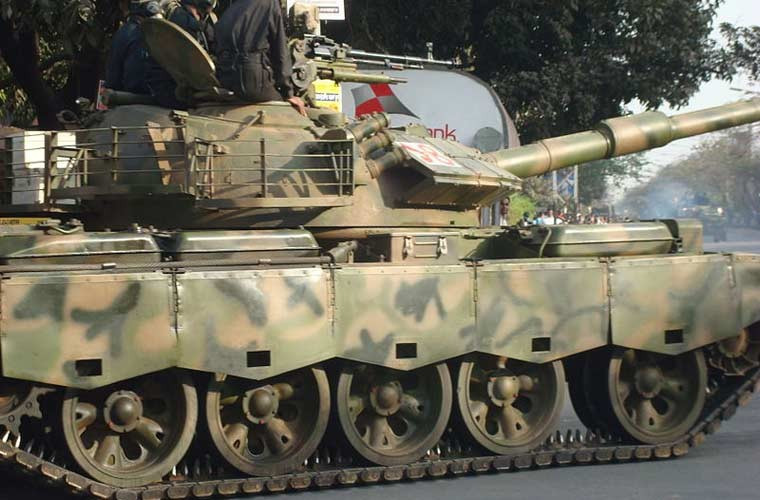 Hiện nay, Quân đội Trung Quốc được cho là vẫn sử dụng khoảng trên dưới 200 chiếc xe tăng Type 69, ngoài ra còn có chừng hơn 1000 chiếc Type 69 từng được xuất khẩu tới 10 quốc gia. Trong ảnh là biến thể Type 69IIMk.2G xuất khẩu cho Bangladesh được trang bị pháo chính 120mm, hệ thống điều khiển hỏa lực mới, động cơ diesel 1.200 mã lực, giáp ERA...