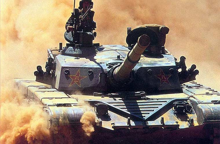 Trong duyệt binh mừng ngày Quốc khánh năm 1999, Quân đội Trung Quốc lần đầu giới thiệu trước công chúng xe tăng thế hệ mới nhất Type 98. Đây được coi là thiết kế mới hoàn toàn, không dựa trên Type 80 hay Type 90. Dẫu vậy, người ta vẫn dễ dàng nhận ra rằng, phần khung thân Type 98 khá giống T-72, T-80 Liên Xô trong khi tháp pháo giống kiểu của phương Tây.