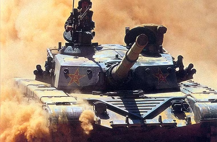 Trong duyệt binh mừng ngày Quốc khánh năm 1999, Quân đội Trung Quốc lần đầu giới thiệu trước công chúng xe tăng thế hệ mới nhất Type 98. Đây được coi là thiết kế mới hoàn toàn, không dựa trên Type 80 hay Type 90. Dẫu vậy, người ta vẫn dễ dàng nhận ra rằng, phần khung thân Type 98 khá giống T-72, T-80 Liên Xô trong khi tháp pháo giống kiểu của phương Tây.