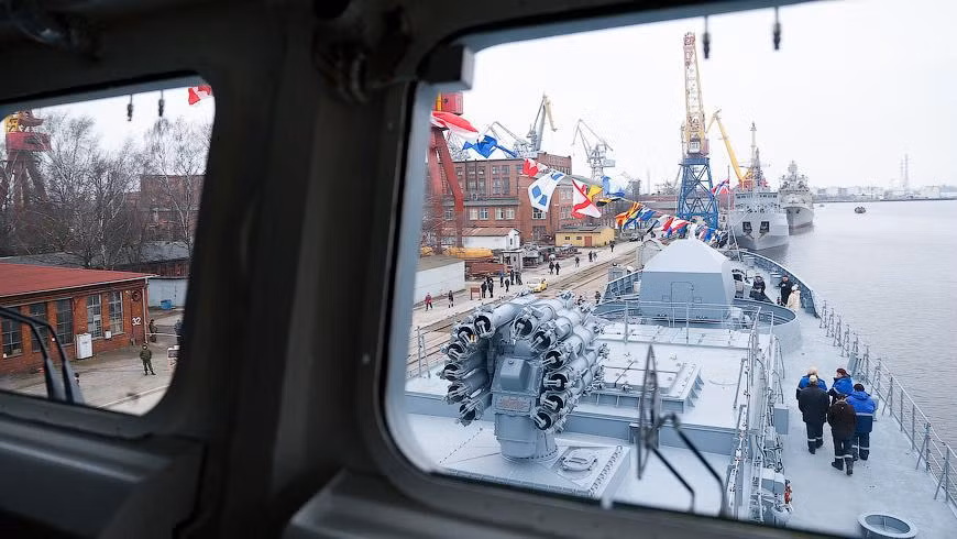 Trong tác chiến phòng không, tàu được trang bị tổ hợp tên lửa đối không tầm trung Shtil-1 với 3 module phóng thẳng đứng 3S90E. Mỗi module chứa 12 tên lửa 9M317E đạt tầm phóng đến 50 km.