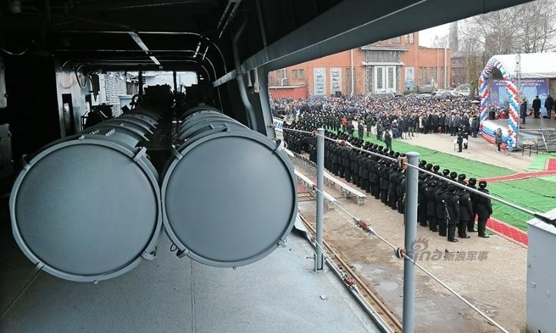 Tiếp đến là hệ thống phòng thủ tầm gần Kashtan-M, mỗi bệ chiến đấu lắp 2 pháo phòng không 6 nòng cỡ 30mm (tầm bắn 5.000m) và 8 tên lửa 9M311 đạt tầm bắn xa tối đa 10 km.