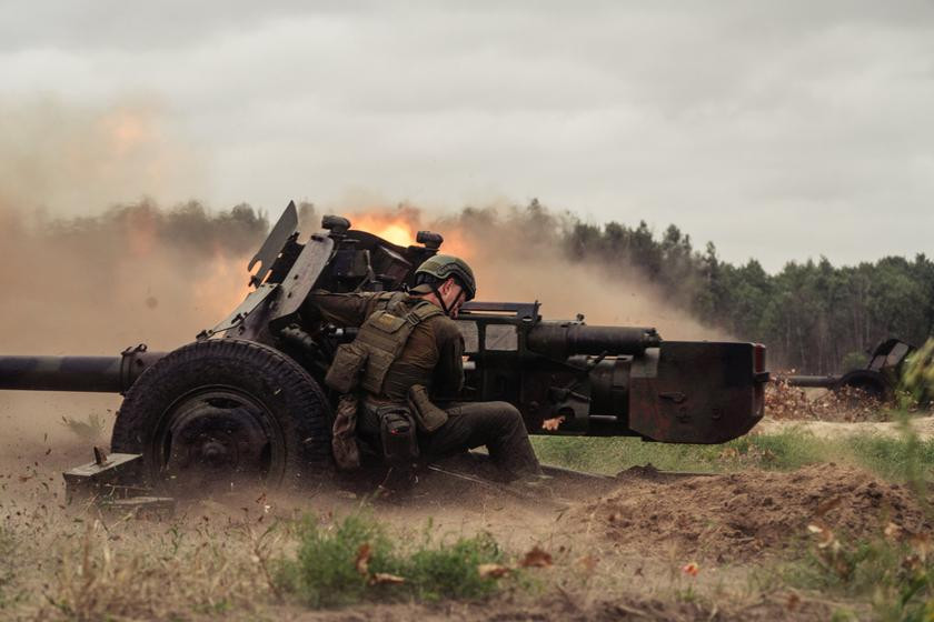 Trải qua hơn nửa thế kỷ, các loại xe tăng chủ lực thời nay đã có hệ thống giáp tốt hơn rất nhiều, khiến MT-12 về cơ bản là bất lực trước xe tăng. Tuy nhiên khẩu pháo này có tốc độ bắn rất nhanh, lại phù hợp với các mục tiêu bọc thép nhẹ như xe thiết giáp.