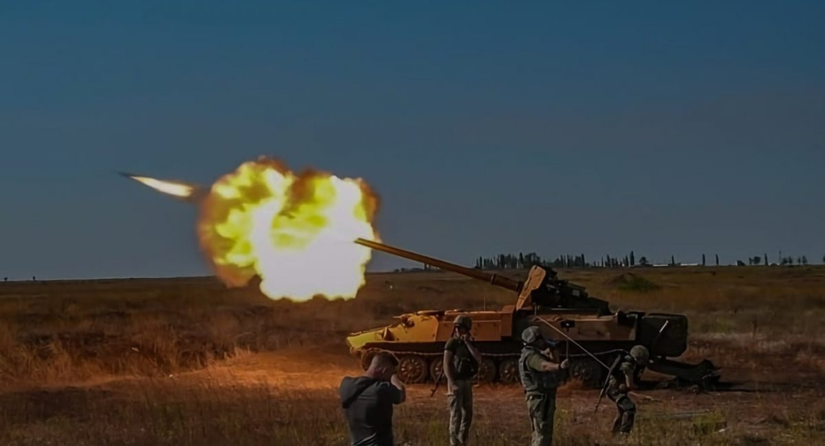 Theo thông tin, khẩu pháo tự hành này thực chất là sự lắp ghép của pháo kéo chống tăng MT-12 và xe thiết giáp MT-LB.