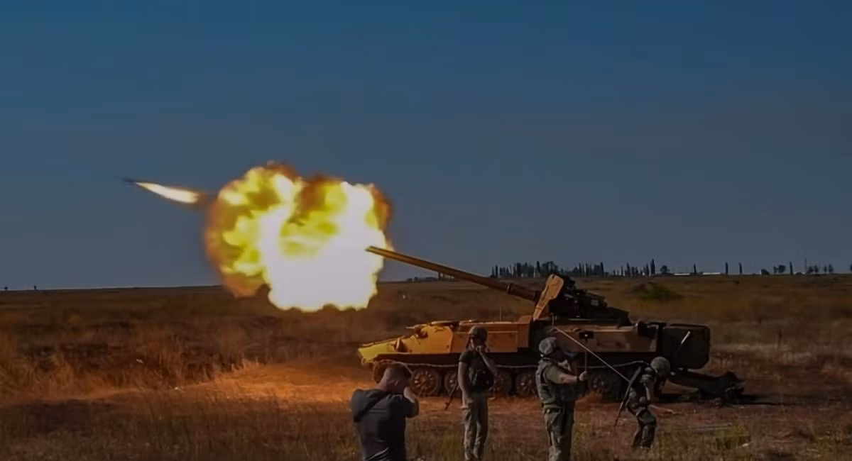 Theo thông tin, khẩu pháo tự hành này thực chất là sự lắp ghép của pháo kéo chống tăng MT-12 và xe thiết giáp MT-LB.