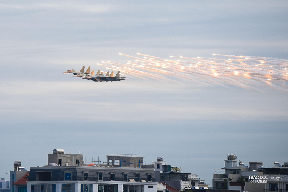 Khi phát hiện tên lửa tầm nhiệt của đối phương, pháo sáng sẽ được phóng ra. Pháo sáng phát ra nhiệt lượng lớn làm cảm biến hồng ngoại tên lửa của đối phương bị đánh lừa và lao tới những chùm pháo sáng, trong khi máy bay nhanh chóng thoát ly khỏi khu vực nguy hiểm.