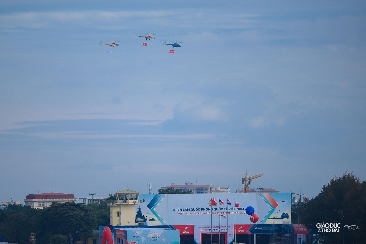 Đội hình 6 chiếc máy bay trực thăng bay lượn nhiều vòng trên bầu trời Hà Nội, quanh khu vực sân bay Gia Lâm.