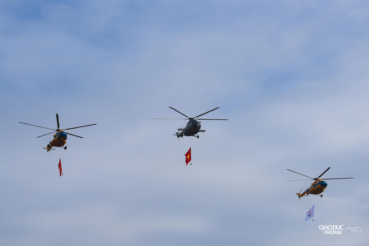 Cùng với máy bay Su-30MK2, các đơn vị trực thăng vận tải họ MI cũng tham gia luyện tập trong buổi tổng duyệt.