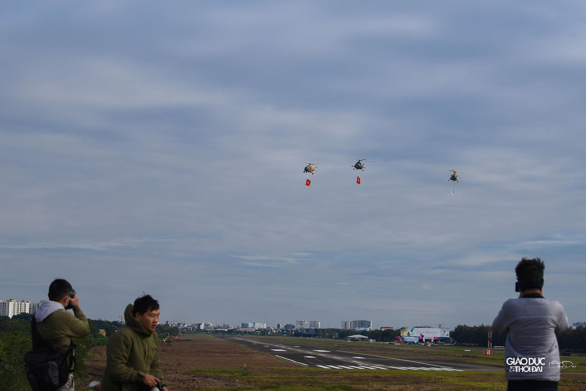 Sự xuất hiện của các máy bay Su-30MK2 và trực thăng MI thu hút sự chú ý của người dân Thủ đô tới theo dõi.