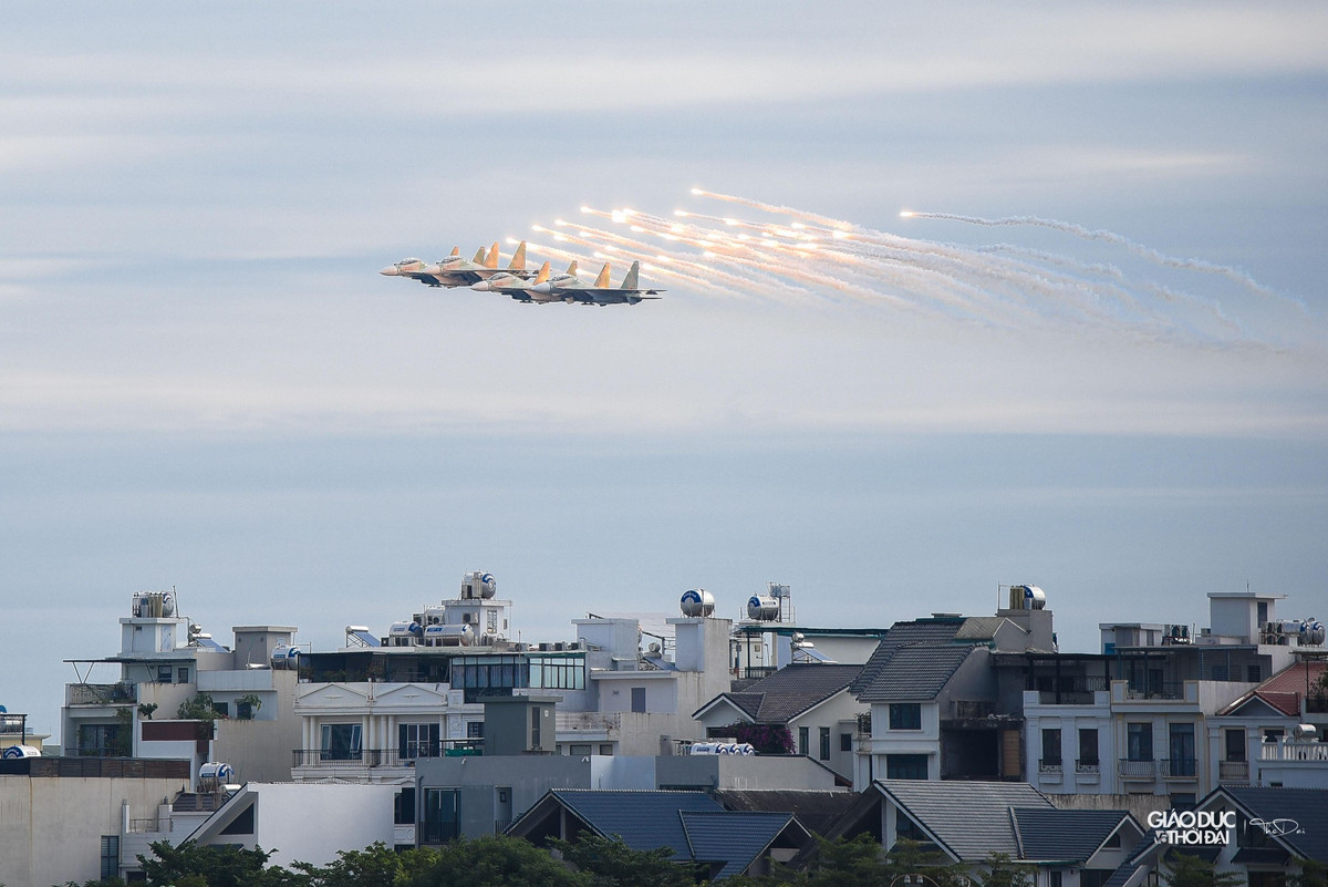 Chiếc Su-30MK2 thực hiện thả mồi bẫy nhiệt tạo nên cảnh tượng đẹp mắt.