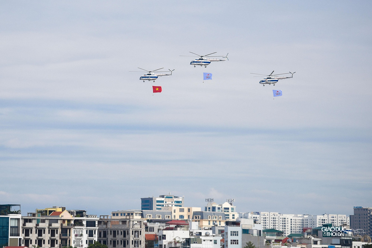 6 chiếc máy bay trực thăng MI-8 được treo Quốc kỳ tung bay trên bầu trời Hà Nội.