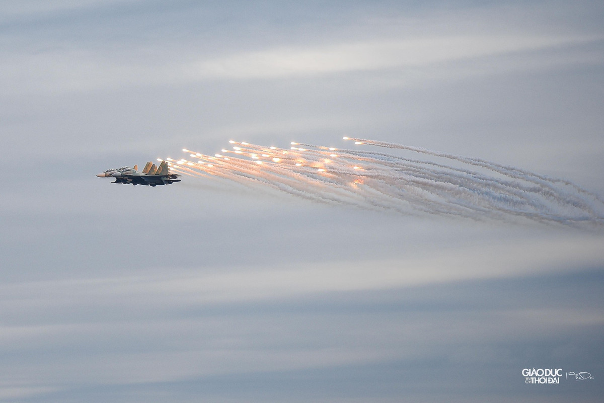 Pháo sáng được phóng ra từ những chiếc Su-30MK2 ngay trên bầu trời sân bay Gia Lâm.