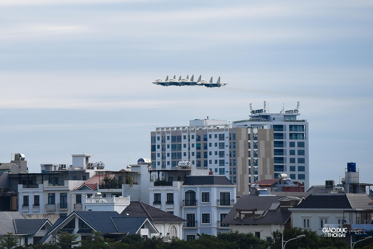 4 chiếc máy bay Su-30MK2 bay theo đội hình. Su-30MK2 là máy bay tiêm kích đa năng siêu âm có khả năng tác chiến độc lập hoặc tác chiến theo biên đội trong nhiều loại địa hình và thời tiết khác nhau, cả trên không, trên biển lẫn mặt đất.