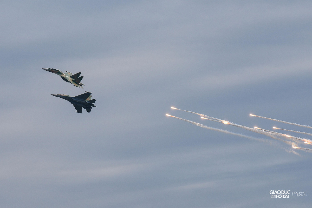 Các máy bay Su-30Mk2 và trực thăng MI đang luyện tập chuẩn bị cho lễ khai mạc Triển lãm Quốc phòng quốc tế Việt Nam 2022