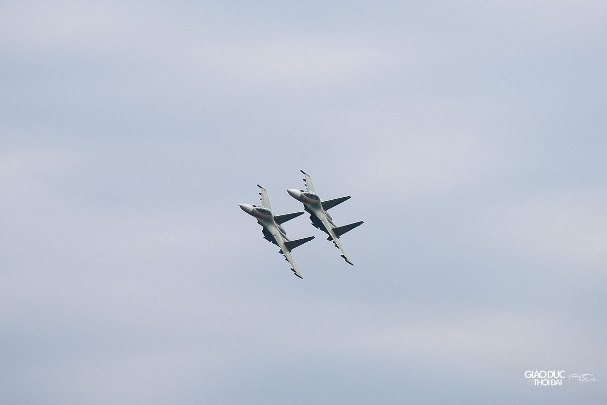 Tiếng động cơ phản lực, kết hợp với động tác chao lượn trên không của máy bay Su-30MK2 tạo ấn tượng mạnh mẽ, cuốn hút.