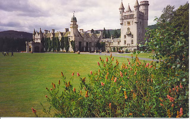 Trước khi được Hoàng tử Albert mua lại, khối bất động sản Balmoral thuộc về sở hữu của Sir William Drummond từ năm 1390.