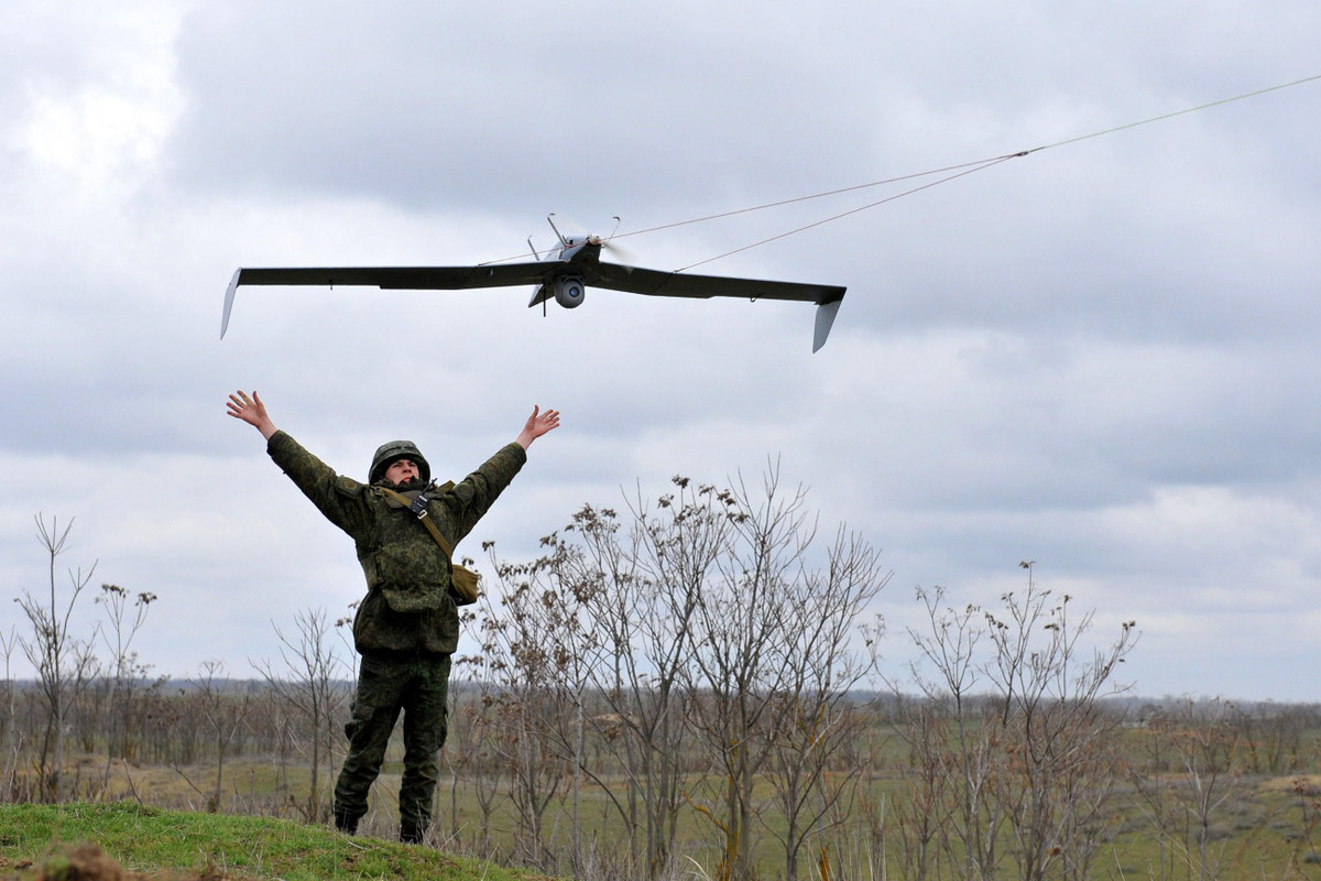 Chưa dừng lại đó, nhiều thành phần trong máy bay không người lái của Nga có nguồn gốc từ nước ngoài, do vậy nguồn cung rất dễ bị chặn lại thông qua các lệnh trừng phạt, khiến việc sản xuất sẽ bị gián đoạn một thời gian.