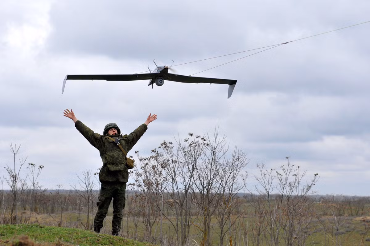 Chưa dừng lại đó, nhiều thành phần trong máy bay không người lái của Nga có nguồn gốc từ nước ngoài, do vậy nguồn cung rất dễ bị chặn lại thông qua các lệnh trừng phạt, khiến việc sản xuất sẽ bị gián đoạn một thời gian.