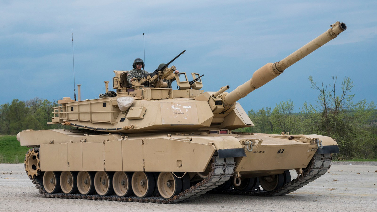 Ví dụ như các xe tăng M1 Abrams được Mỹ chuyển cho Iraq, từng tỏ ra thất vọng trên chiến trường khi toàn bộ các hệ thống bảo vệ chủ động và giáp phản ứng nổ của chúng, đã bị lược bỏ.