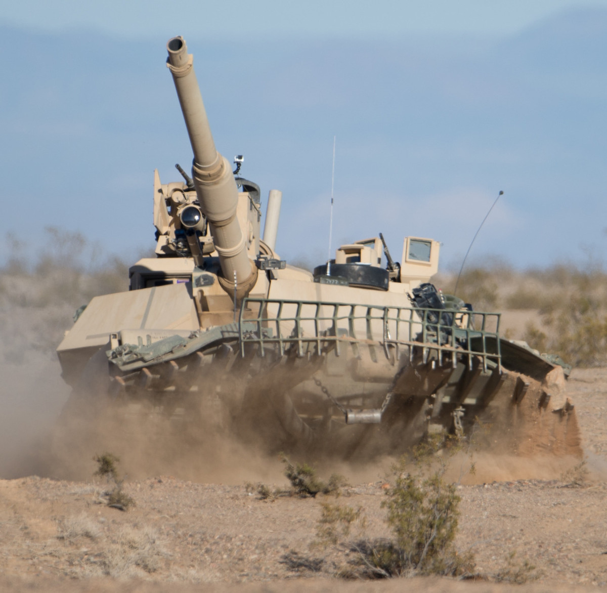 Hiện tại, Mỹ chỉ sử dụng duy nhất một loại xe tăng trong biên chế, đó là xe tăng Abrams. Điều này đồng nghĩa với việc, rất có thể các xe tăng Abrams sẽ sớm được chuyển giao cho Ukraine trong tương lai.