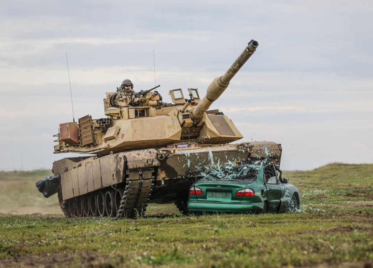 Mặc dù vậy, nhiều ý kiến cho rằng, Mỹ nên viện trợ thêm máy bay không người lái cho Ukraine thay vì viện trợ xe tăng. Trên chiến trường Ukraine, các máy bay không người lái tác chiến rất hiệu quả, trong khi đó, các loại xe tăng chủ lực lại có màn trình diễn yếu kém, bị hạ gục với số lượng rất lớn.