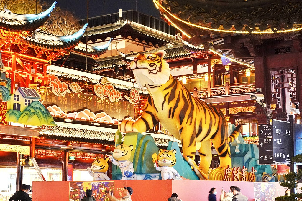 Tuy nhiên, các hoạt động vui chơi giải trí vẫn thu hút rất nhiều người tham gia, nhiều người trong số họ đã lựa chọn không về quê đón Tết, vừa để đảm bảo an toàn cho bản thân, vừa để đảm bảo an toàn cho gia đình. Nguồn ảnh: TH.