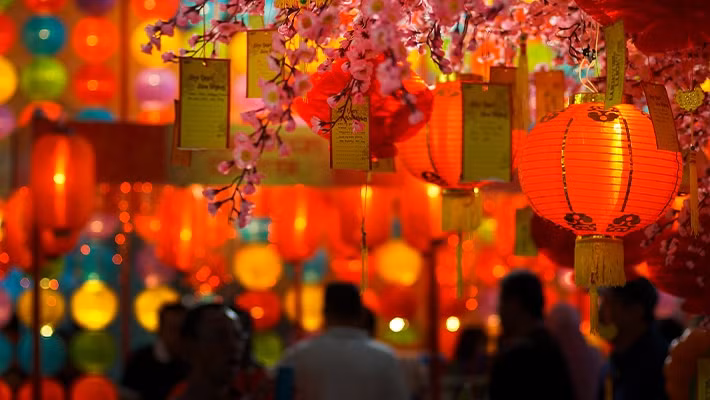 Tại Trung Quốc - quốc gia đón Tết âm lịch lớn nhất thế giới - sắc đỏ tràn ngập mọi tuyến phố. Với 1,4 tỷ người dân Trung Quốc, đây là kỳ nghỉ lễ quan trọng nhất trong năm.