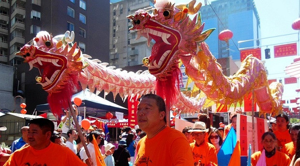 Tuy nhiên tại nhiều quốc gia, dịch bệnh COVID-19 đã khiến các hoạt động vui chơi giải trí bị giới hạn, không khí đêm giao thừa vẫn rất nhộn nhịp, nhưng không thể vì đó mà chủ quan, lơ là.