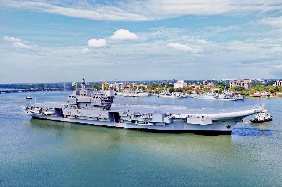 Theo lý thuyết, tàu có chiều dài 262 mét, lườn rộng 62 mét, cao 59 mét và có tổng cộng 14 tầng, bao gồm cả 5 tầng thượng tầng.