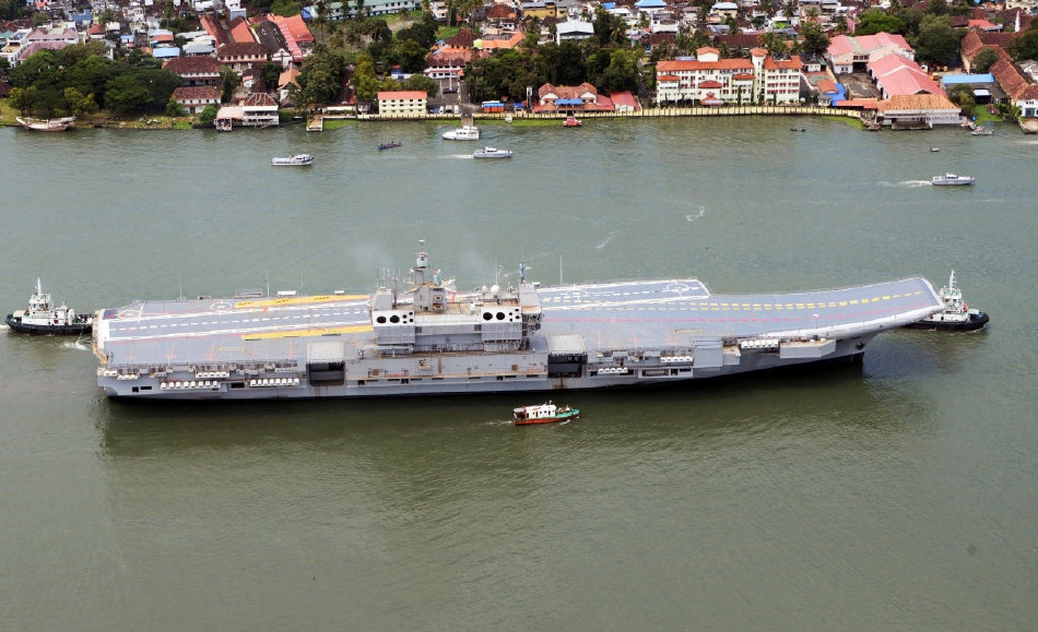 Vikrant sẽ cần đội ngũ thủy thủ đoàn đầy đủ 2300 người vận hành. Tuy nhiên trong trường hợp khẩn cấp, tàu sẽ có thể hoạt động tốt với chỉ 1700 thủy thủ đoàn. Đặc biệt, trên tàu còn có cả cabin riêng cho các nữ thủy thủ đoàn.