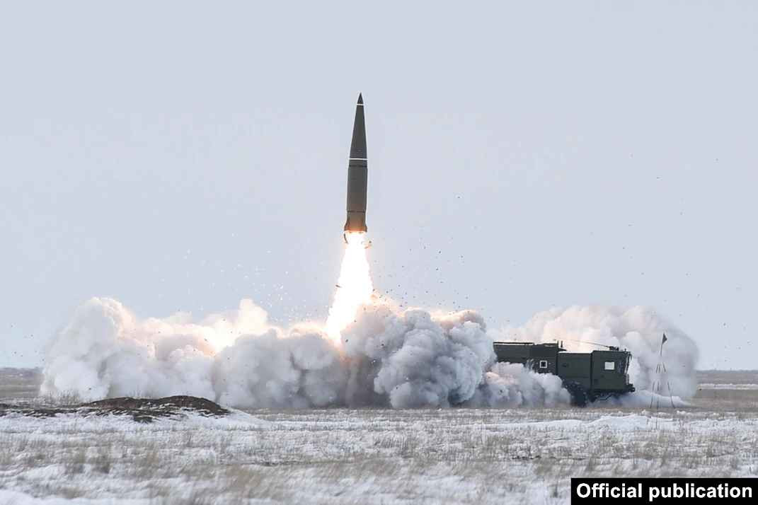 Mỗi bệ phóng (9P78) của tổ hợp tên lửa được trang bị một mái bọc thép để bảo vệ hai tên lửa đạn đạo. Cabin của TEL được gia cố rất cứng để chống lại các mối nguy hóa học, sinh học, phóng xạ và hạt nhân và nhiệt độ khắc nghiệt.