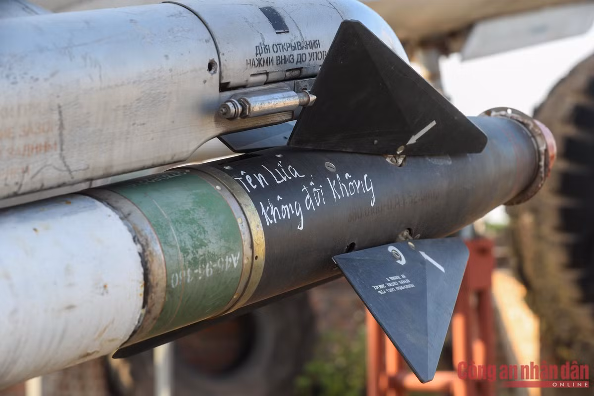 Tên lửa không đối không trên máy bay MIG - 21. Để có thể mang nguyên cả máy bay cùng tên lửa về lắp, trưng bày, ông Đôn đã phải hoàn thành một loạt các thủ tục vô cùng khắt khe của cơ quan chức năng.