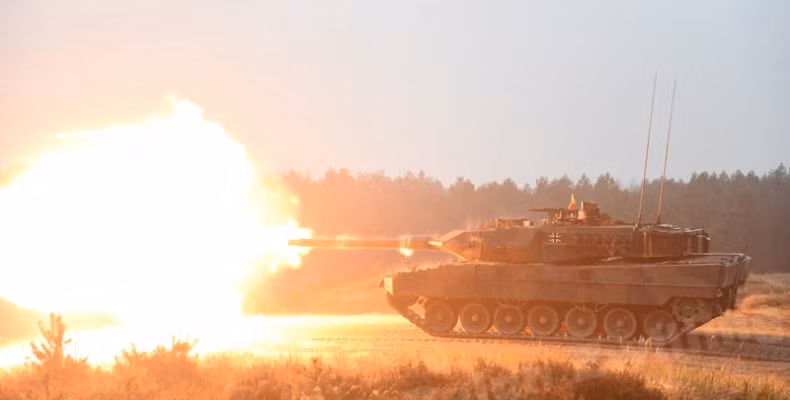 Theo tính toán của các chuyên gia từ tờ Military Update, các xe tăng Leopard 2 của Đức và Abrams của Mỹ, đều có khả năng tiêu diệt xe tăng Nga ở khoảng cách trung bình.