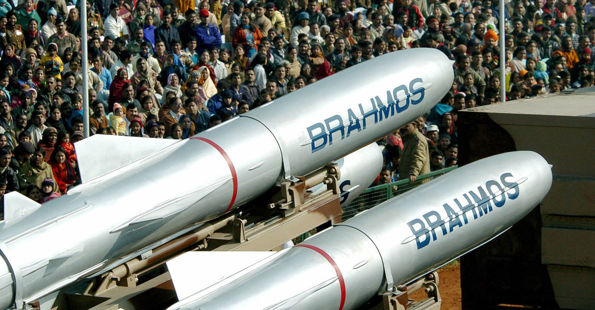 BrahMos là loại tên lửa hành trình siêu thanh, có khả năng tàng hình và tương thích với nhiều cơ cấu phóng khác nhau, bao gồm tàu mặt nước, tàu ngầm, máy bay hoặc phóng từ mặt đất.