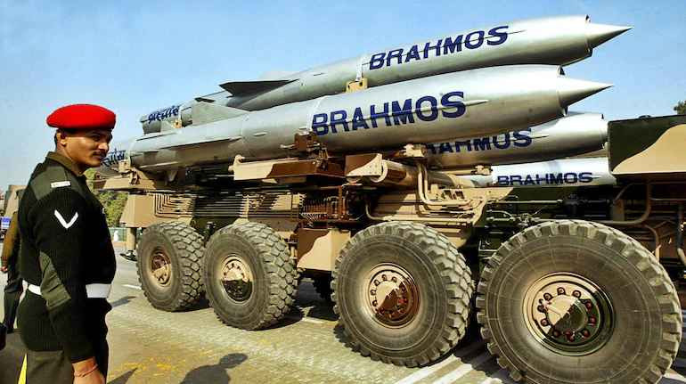 Việc không cần bay với tộc độ quá nhanh, cũng giúp tên lửa BrahMos có khả năng đánh mục tiêu với độ chính xác cao. Thậm chí, loại tên lửa này còn có khả năng đánh trúng mục tiêu đang di chuyển như tàu chiến.