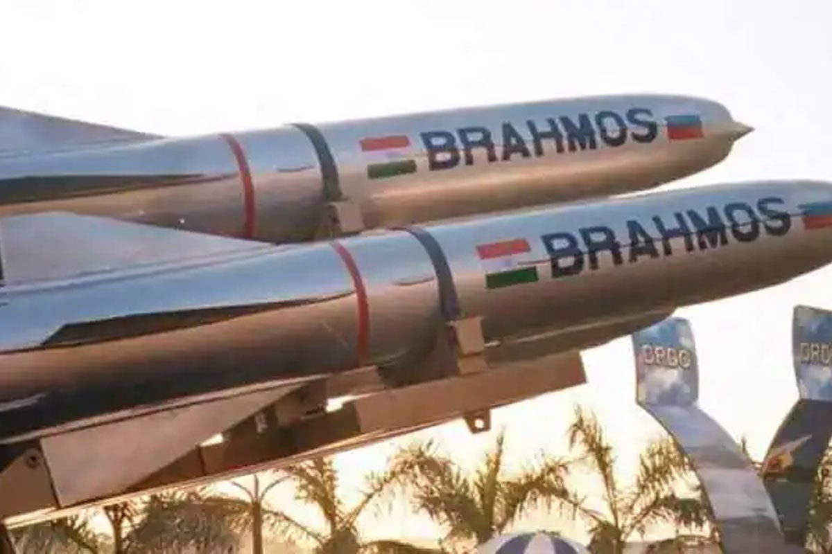 Cụ thể, ba tên lửa BrahMos đã được phóng đi từ một căn cứ bí mật ở phía Bắc Ấn Độ, sau đó bay vượt biên giới Pakistan, rơi ở khu vực cách biên giới Ấn Độ - Pakistan 125 km.