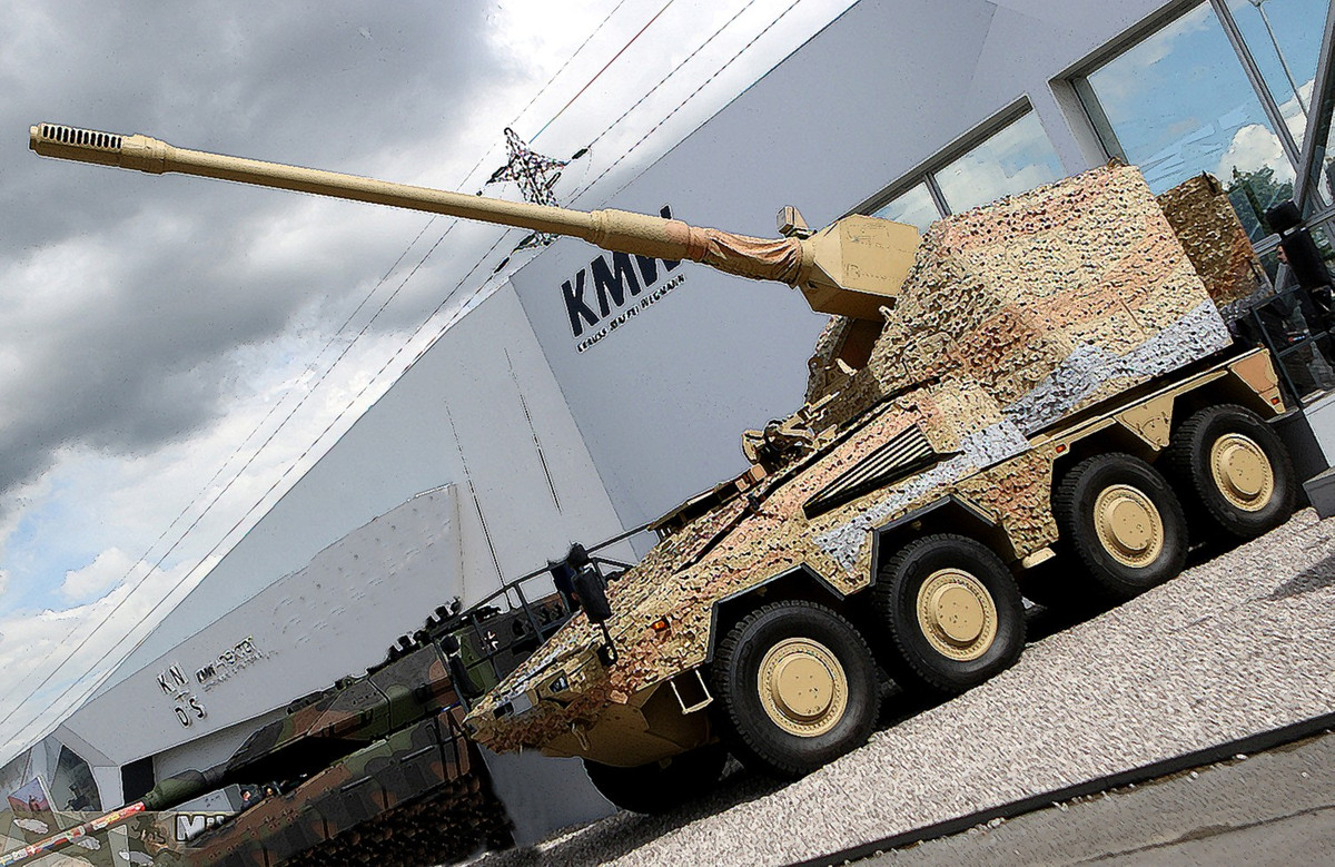 Boxer RCH 155 được vận hành bởi kíp chiến đấu chỉ có 2 người do nó có tính tự động rất cao. Hệ thống lái, tải đạn và nạp đạn của RCH 155 hoàn toàn tự động. Do đó dù có kíp chiến đấu ít người, hiệu năng sử dụng của RCH 155 vẫn rất cao.