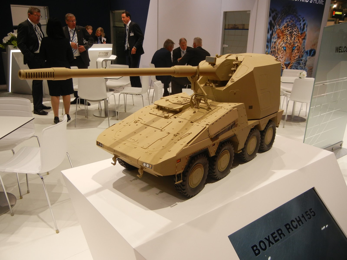 Pháo chính có thể chứa và mang theo tổng cộng 30 viên đạn. Một hệ thống nâng được lắp đặt ở phía trước tháp pháo. Nó cho phép kíp lái tải đạn dược từ bên ngoài xe vào hầm dự trữ.