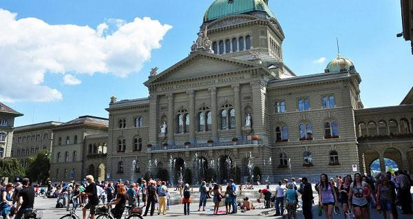 Động thái được tiến hành bất chấp những lời kêu gọi trưng cầu dân ý về thỏa thuận mua F-35A. Phe phản đối thương vụ trước đó thành lập phong trào "Stop F-35" (Ngăn chặn F-35) và thu được hơn 100.000 chữ ký, mức tối thiểu để yêu cầu tổ chức trưng cầu dân ý toàn quốc.