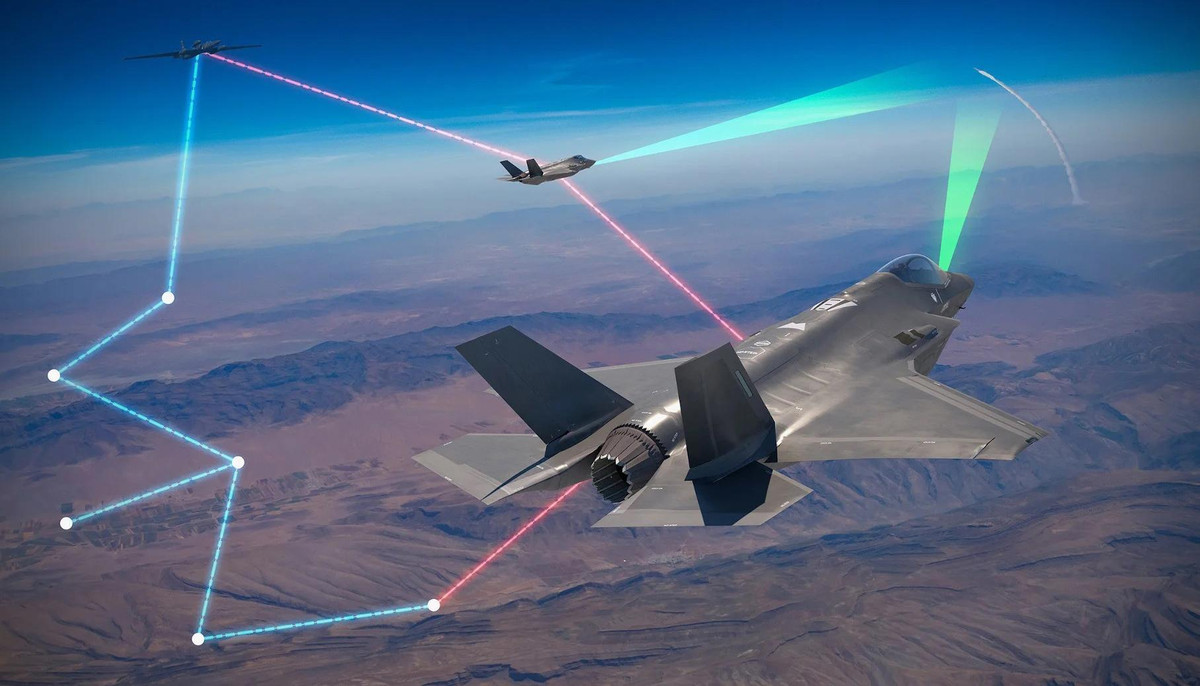 F-35 trang bị radar mảng pha chủ động có thể nhận diện mục tiêu cách 500 km. Trong trường hợp này, F-35 có thể sử dụng thiết bị giám sát thụ động và nhận thông tin từ các máy bay khác.