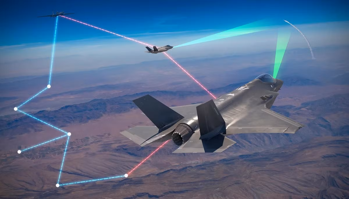 F-35 trang bị radar mảng pha chủ động có thể nhận diện mục tiêu cách 500 km. Trong trường hợp này, F-35 có thể sử dụng thiết bị giám sát thụ động và nhận thông tin từ các máy bay khác.