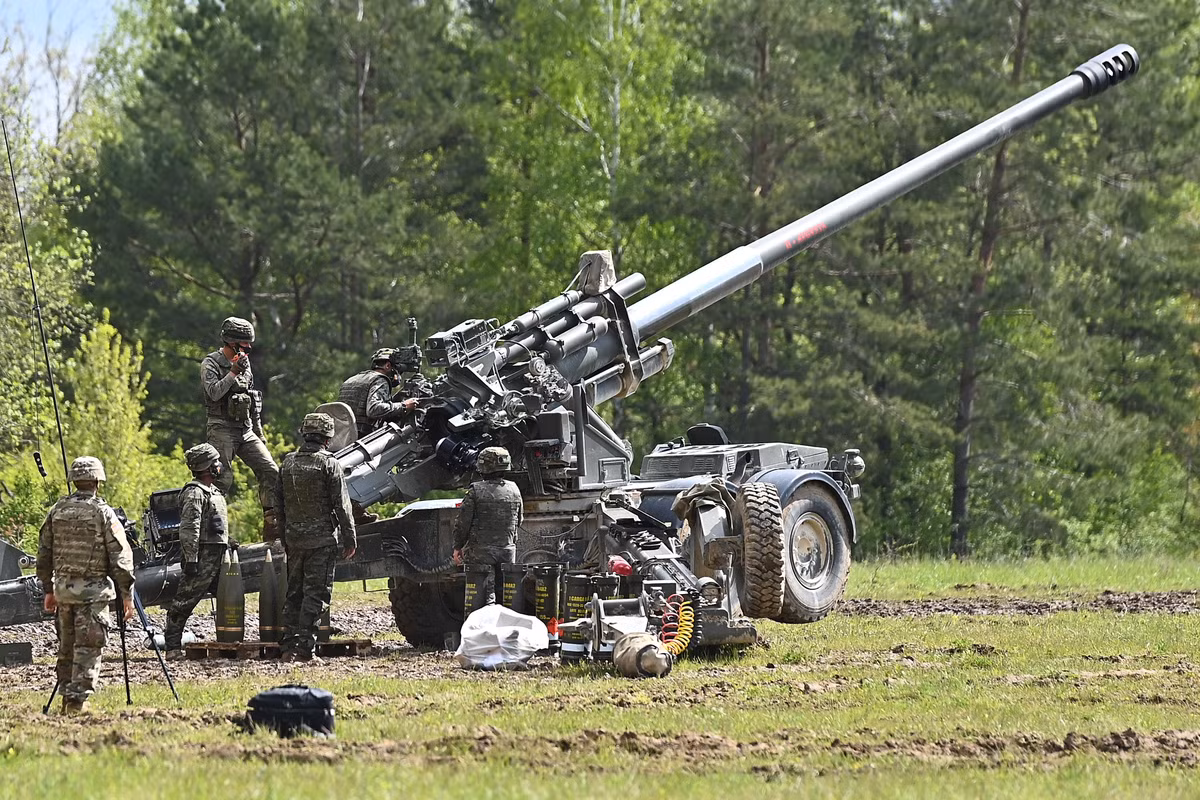 Loại đạn tăng tầm phổ biến nhất của lựu pháo M777 là XM982. Với loại đạn này, tầm bắn của M777 lên tới 40 km, kèm theo đó là độ chính xác cực cao do có hệ thống dẫn đường bằng GPS.