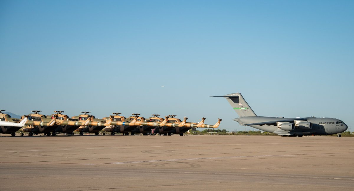 Những hình ảnh mới nhất vừa được Không quân Mỹ công bố cho thấy, một loạt trực thăng Mi-17 đang được lực chuẩn bị để vận chuyển tới Ukraine.