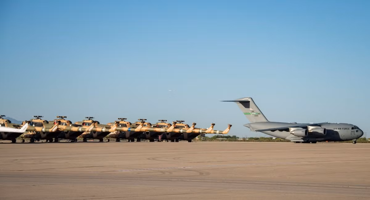 Những hình ảnh mới nhất vừa được Không quân Mỹ công bố cho thấy, một loạt trực thăng Mi-17 đang được lực chuẩn bị để vận chuyển tới Ukraine.