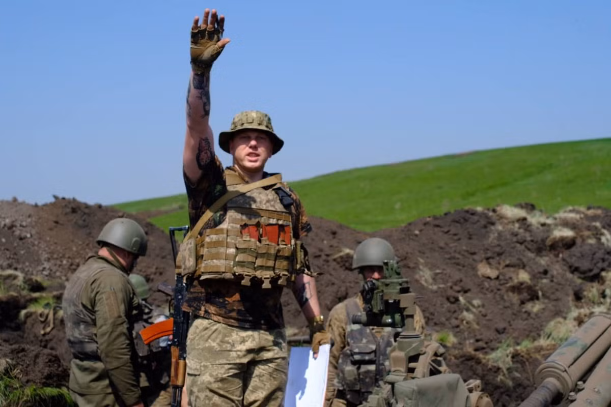 Trước khi có lựu pháo M777 trong tay, quân đội Ukraine sử dụng pháo kéo cỡ nòng 152mm theo chuẩn Liên Xô.