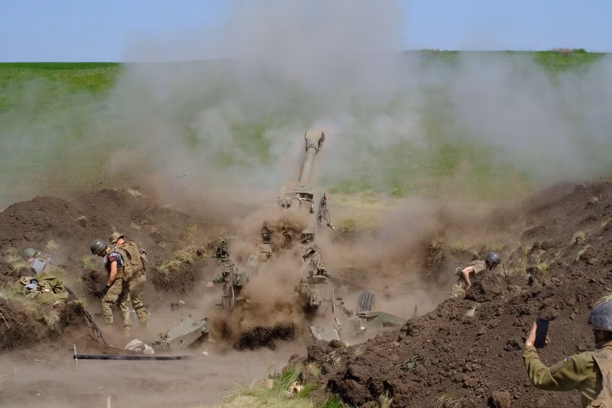 Trong khi các loại trực thăng, máy bay hay thậm chí xe tăng theo tiêu chuẩn Liên Xô cũ, có thể mua dễ dàng từ nhiều quốc gia Đông Âu, đạn pháo cỡ 152mm lại là "của hiếm". Bản thân các quốc gia thuộc Liên Xô cũ, nay đã chuyển sang sử dụng cỡ nòng 155mm chuẩn NATO, hoặc phụ thuộc vào nguồn đạn pháo nhập khẩu từ Nga.